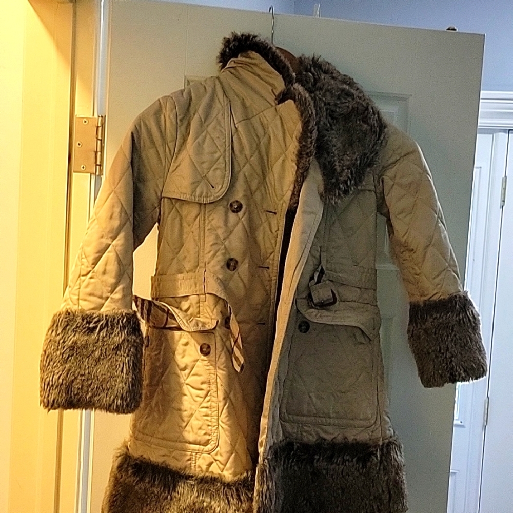 Girls burberry coat w fur trim